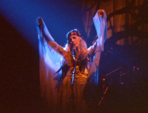 Stevie Nicks, 1975-3 - 20 KBytes
